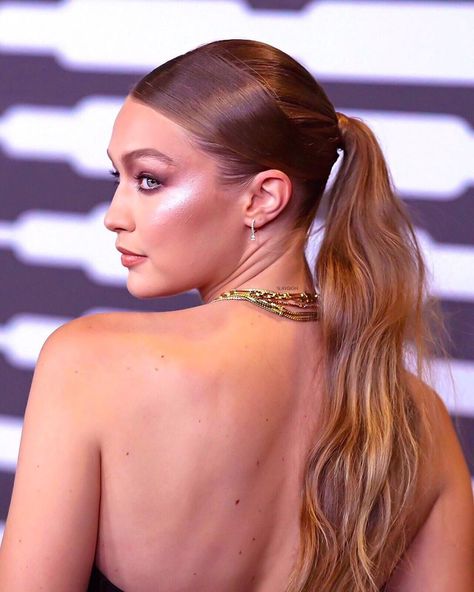 Gigi Hadid Updo, Gigi Hadid Ponytail, Gigi Hadid Hairstyles, Red Highlights In Brown Hair, Gigi Hadid Hair, Tied Up Hairstyles, Zayn Malik Hairstyle, Gigi Hadid Looks, Half Updo Hairstyles