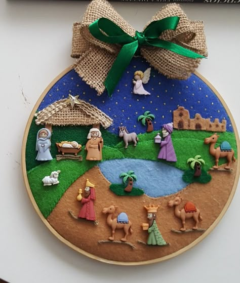 Nativity Buttons, Embroidery With Buttons, Embroidery Hoop Wreath, Globe Ornament, Christmas Crafting, Nativity Crafts, Felt Christmas Tree, Pola Kristik, Christmas Nativity Scene