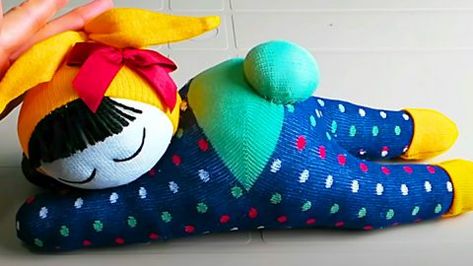 How To Make A Sleepy Sock Doll | DIY Joy Projects and Crafts Ideas Diy Sock Toys, Fabric Art Diy, Sock Bunny, Soft Toys Making, Doll Videos, Sock Doll, Sock Dolls, Sock Toys, Handmade Socks