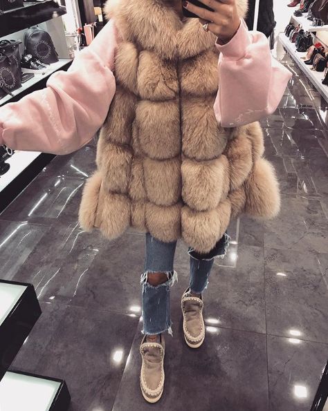 Fur Winter Boots Outfit, Fur Boots With Jeans, Brown Fur Boots Outfit, Fur Coat And Ugg Boots, Fur Coat And Cowboy Boots, Mou Boots Outfit, Mou Boots Outfit Style, Ski Fashion Womens, Mou Boots