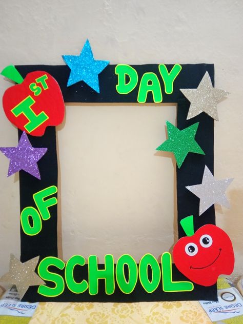 1st Day Of School Selfie Frame, First Day School Photo Frame, Welcome Photo Frame, First Day Welcome Activity, Welcome Back To School Art And Craft, First Day In School Decoration, First Day School Frame Ideas, First Day Of School Selfie Frame, School Opening Decoration Ideas