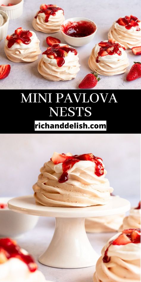 Holiday Recipes Christmas Desserts, Strawberry Sheet Cakes, Strawberry Pavlova, Mini Meringues, Pavlova Cake, Baked Meringue, Mini Pavlova, Meringue Desserts, Homemade Strawberry Sauce