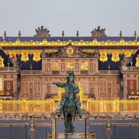 French Chateau Mansion, European Palace, Versailles Garden, Chateau Versailles, Castle Mansion, Castle Aesthetic, Famous Buildings, Palace Of Versailles, Visit Paris