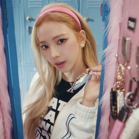 aespa karina Spicy Karina, Blonde Karina, Karina Spicy, Kpop Barbie, Yoo Jimin, Blonde With Pink, Regina George, Aespa Karina, Karina Aespa