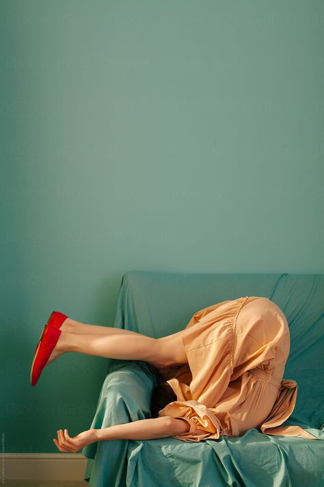 Blue Couch, Photographie Portrait Inspiration, 사진 촬영 포즈, Foto Tips, Conceptual Photography, Foto Poses, Photo Vintage, Creative Portraits, 인물 사진