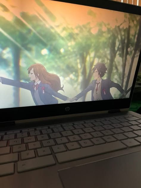 Anime On Computer, Watching Anime Aesthetic, Anime On Laptop Aesthetic, Shojo Aesthetic, Shoujo Aesthetic, Anime Watching, Anime Vibe, Camera Drawing, Anime Tutorial