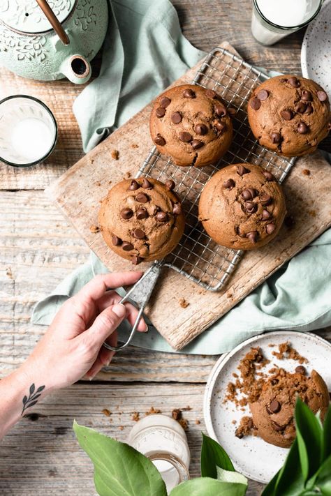 Bakery Style Chocolate Chip Muffins | #chocolatechipmuffins #chocolatemuffins #bakerystylemuffins #muffins #chocolatechips #baking #chocolate #easymuffinrecipe #homemademuffins #chocolatemuffinrecipe | twocupsflour.com Bakery Style Chocolate Chip Muffins, Food Photography Dessert, Baking Photography, Food Flatlay, Chocolate Muffin Recipe, Bakery Style Muffins, Simple Muffin Recipe, Food Photoshoot, Dessert Photography