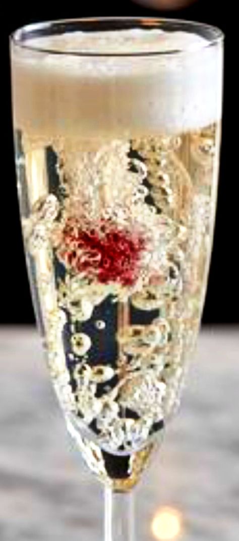 Champagne Jelly Flutes ~ This dramatic, magical dessert is a festive, sparkling treat for your party guests Champagne Jellies, Fruit Jello Shots, Champagne Desserts, Champagne Jello, Champagne Jelly, Champagne Jello Shots, Sparkling Grape Juice, Jelly Shots, Easter Menu