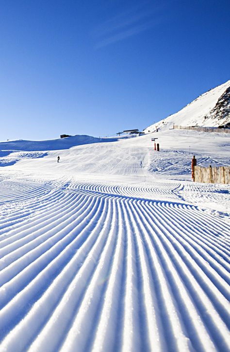 Piste de ski damée en haute-montagne Photo Ski, Skiing, Collage, T Shirts, Pins, Quick Saves