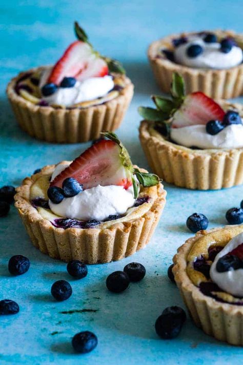 Cream cheese tarts with whipped cream and berries on blue background. Cream Cheese Tarts, Tart Shells Filling, Cups Recipes, Crumble Tart, Dessert Cups Recipes, Fruit Tart Recipe, Jumbo Muffins, Mini Tarts, Blueberry Tart