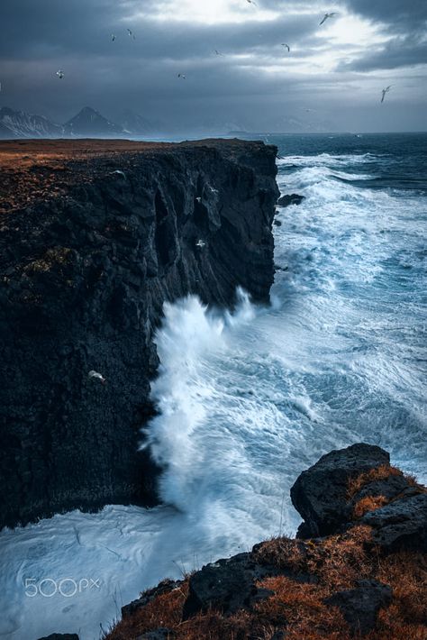 Crashing Waves Photography, Waves Crashing On Rocks, Waves Aesthetic, Ocean Cliff, Sea Storm, Sea Photography, Waves Crashing, Crashing Waves, Arte Inspo