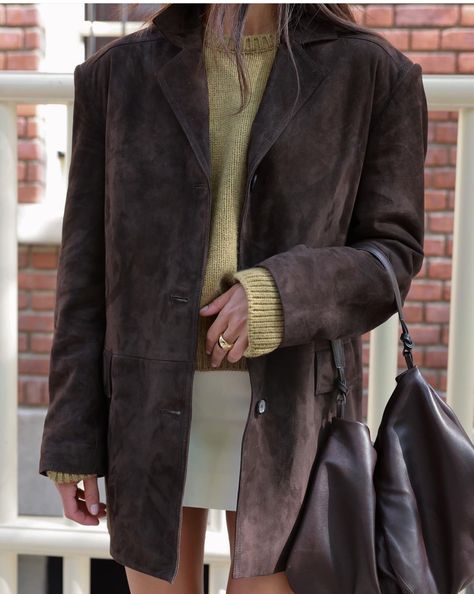 Corduroy Street Style, Prep Fall Outfits, Brown Mocassin Outfit, Green Suede Jacket Outfit, Green Fall Outfit, Chocolate Brown Outfit, Brown Suede Jacket Outfit, Fashion Trend 2024, Suede Jacket Outfit