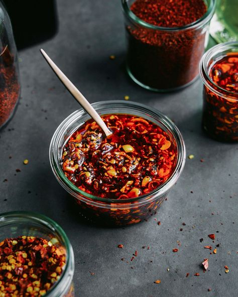 Homemade Chili Crisp Oil - Good Eatings Crunchy Chili Oil Recipe, Crispy Garlic Chili Oil, Crispy Chili Oil Recipes, Chili Vinegar Recipe, Crispy Chili Oil, Chili Crisp Oil, Homemade Chili Oil, Garlic Oil Recipe, How To Cook Dumplings