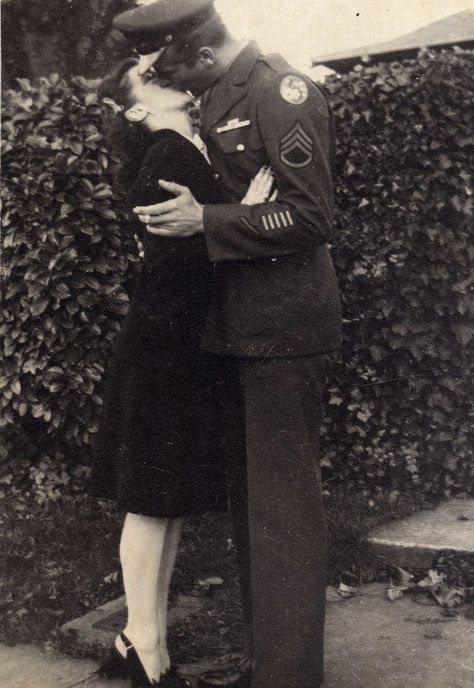 40s Aesthetic, Navy Couple, 1940s Aesthetic, Couples Vintage, Man In Uniform, 1940s Photos, Old Fashioned Love, Vintage Couples, Vintage Romance