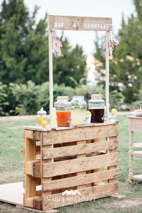 Wedding Drink Bar, Table Resin, Pallet Wedding, Reception Backdrop, Deco Champetre, Rustic Wedding Decorations, Country Diy, Picnic Wedding, Wedding Drink