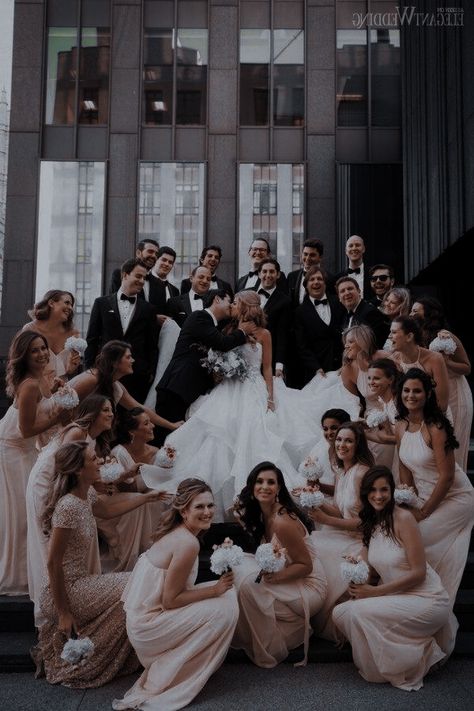 Wedding Group Photos, Wedding Party Poses, Photography Tips And Tricks, Story Wedding, Wedding Portrait Poses, Love Story Wedding, Unforgettable Love, Wedding Picture Poses, Wedding Photography Styles