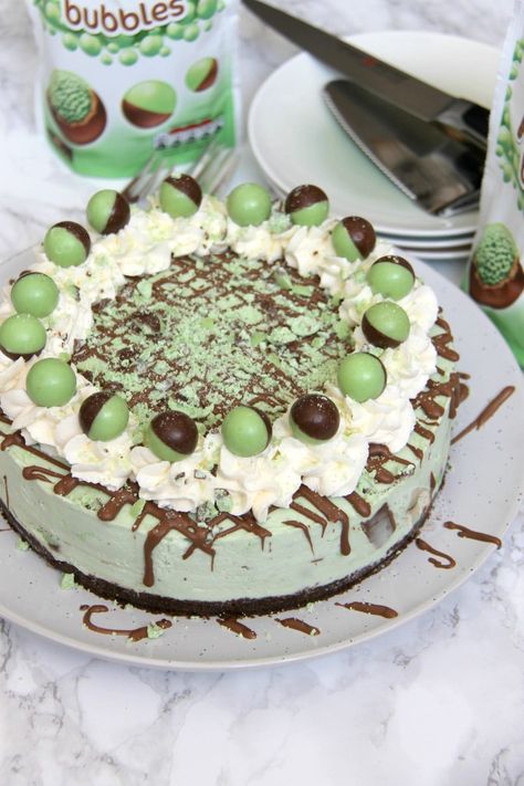 No-Bake Mint Aero Cheesecake! - Jane's Patisserie Aero Cheesecake, Mint Chocolate Cheesecake, Chocolate Easter Cake, Chocolate Cheesecake Recipe, Mint Cheesecake, Janes Patisserie, Easy Cakes, Baked Caramel, Lime Cheesecake