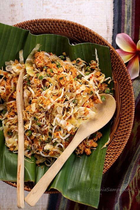 lawar Balinese Food Photography, Balinese Recipe, Malay Dishes, Salad With Cabbage, Malay Cuisine, Balinese Food, Indonesian Recipes, Bali Food, Asian Salad