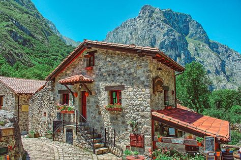 Why You Have to Visit Northern Spain at Least Once in Your Life Spanish Farmhouse, Cottage Core House, Backpacking Spain, Spain House, Spain Culture, Asturias Spain, Cottage Farm, Resort Design, Spain Holidays