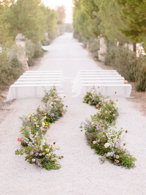 The curved isle is the new trend for wedding ceremony. In this case the aisle precedes the benches, decorating the way of the bride. That walk to the magical place, where she will be welcomed first by her family and friends and finally by the man she loves. Florist: Flower Addicted Stylist: Joy Proctor Photo: Gianluca Adovasio Rome Wedding, Lifestyle Editorial, Florence Wedding, Provence Wedding, Aisle Flowers, Ceremony Design, Wedding Ceremony Flowers, France Wedding, Ceremony Flowers