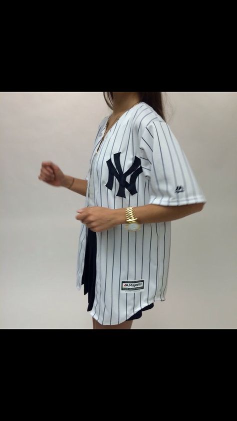 G Baseball Jersey Outfit Women, Yankees Jersey, Stripes Top, Jersey Baseball, Jersey Jacket, Tomboy Style Outfits, Streetwear Fashion Women, Urban Wear, White Skirt