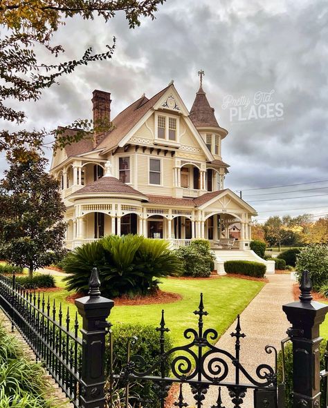 Victorian Mansion Exterior, 50s House, Queen Anne House, Victorian Exterior, Mansion Exterior, Victorian Style Homes, Vintage House Plans, Old Mansions, Future Apartment Decor