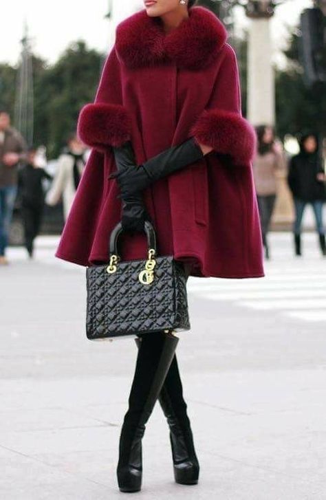 Fur coat outfit Mode Mantel, Mode Chic, Ținută Casual, Red Coat, Fur Fashion, Mode Vintage, Mode Style, Mode Outfits, Look Fashion