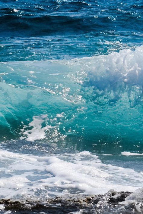 Waves Pictures Ocean, Beach Waves Photos, Beach Waves Pictures, Sea Waves Aesthetic, Waves Hitting Rocks, Seascape Photos, Sea Waves Painting, Ocean Waves Photos, Sea Images