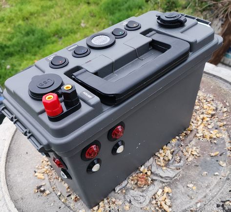 Portable Ham Radio, Camping Vehicles, Survival Skills Emergency Preparedness, Grid Ideas, Ham Radio Equipment, Rv Solar Power, Country Property, Radio Equipment, Solar Energy Projects