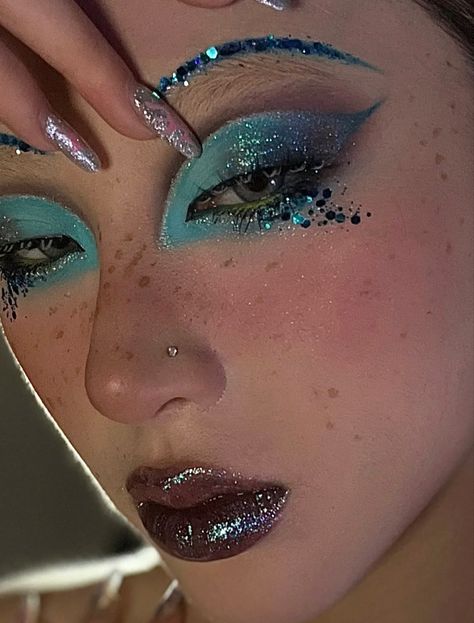 Alt Liner, Cybercore Makeup, Cute Eye Makeup, Alt Makeup, Hair Mistakes, Rave Makeup, Swag Makeup, Cool Makeup Looks, Ethereal Makeup