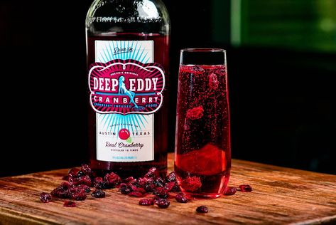 Cocktail Recipe: Deep Eddy Vodka’s Cranberry Fizz Vodka Shot Recipes, Cranberry Vodka Recipe, Vodka Cran, Cranberry Cocktails, Holiday Drinks Alcohol Christmas, Vodka Cranberry Cocktail, Cranberry Fizz, Cranberry Simple Syrup, Festive Cocktail Recipes