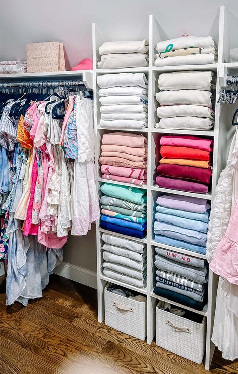 Built-in storage AND perfectly folded shirts AND rainbow organized?! Color us happy! 😍 #organizing #organizingtips #organizingideas #homeorganizing #professionalorganizing #organizinginspiration #organizingsolutions #organizinggoals #organization #organizedlife #getorganized #organized #womenownedbusiness #nashville #nashvilleorganizing #movingconcierge #unpacking #tidyhomenashville #fyp #moveconcierge #unpackingnashville #closet #closetinspo #closetorganization #closetgoals Closet Color Organization Chart, Declutter Closet, Organization Chart, Closet Colors, Organization Inspiration, Closet Goals, Organization Solutions, Professional Organizer, Organizing Ideas