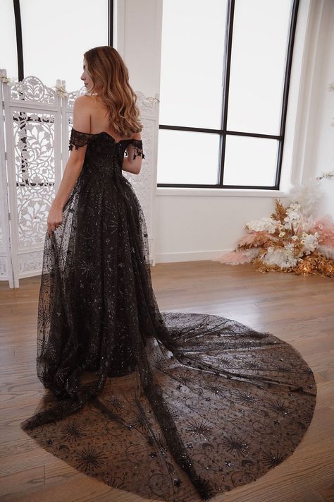 Prom Dress 2023, Celestial Wedding Theme, Celestial Dress, Pleats Dress, Boho Wedding Dresses, Non Traditional Wedding, Wedding Dress Flowy, Celestial Wedding, Alternative Wedding Dresses