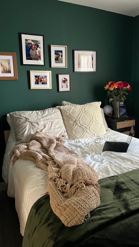 Emerald Green Rooms Bedrooms, Emerald Green Room Aesthetic, Emerald Room Aesthetic, White And Emerald Green Bedroom, Jade Green Room, Room Ideas Emerald Green, Emerald Green Bedroom Colour Schemes, Emerald Green Aesthetic Bedroom, Emerald Bedroom Ideas