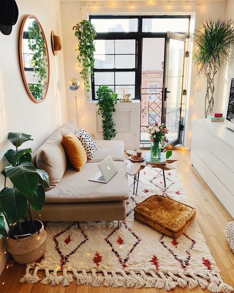 Roomporn on Instagram: “A cozy little NYC apartment that makes clever use of the space 🌿 (📸 @viktoria.dahlberg) -  #roomporn #apartment #apartmentdecor…” Lots Of Plants, Brooklyn Apartment, Deco Studio, Living Room Inspo, Home Design Decor, Decoration Home, Stylish Home, Apartment Living, House Inspiration