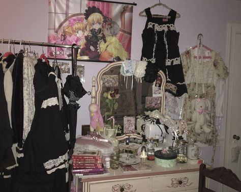 Pink Black Room, Tumblr Rooms, Black Room, Old Room, Princess House, Cute Bedroom Decor, Redecorate Bedroom, Pretty Room, All Alone