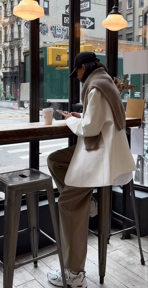 Brown Tailored Pants, Back To Work Outfits, New Balance Sneakers Black, Work Outfits Office, Back To Office, Black Baseball Hat, Corporate Attire, Street Style Parisian, Balance Sneakers