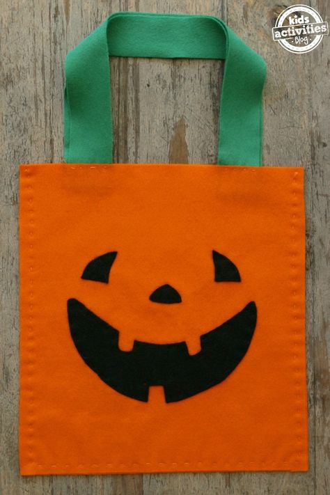 Saco Halloween - abóbora em feltro Felt Jack O Lantern, Dulces Halloween, Halloween Sewing, Adornos Halloween, Felt Halloween, Halloween Activities For Kids, Bag Tutorial, Fantasias Halloween, Halloween Bags