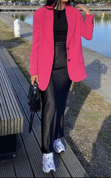 Outfit Blazer Rose, Oversized Blazer Outfits, Barbie Fever, Pink Blazer Outfit, Blazer Rose, Hot Pink Blazer, Ootd Idea, Hot Pink Blazers, Blazer Outfits For Women