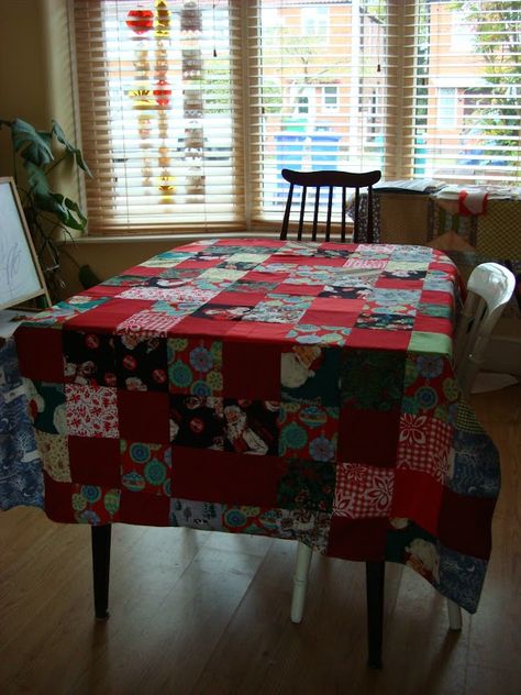 Patchwork Tablecloth, Diy Tablecloth, Patchwork Christmas, Holiday Tree Skirts, Table Runner Diy, Christmas Patchwork, Christmas Table Linen, Christmas Tablecloth, Patchwork Top