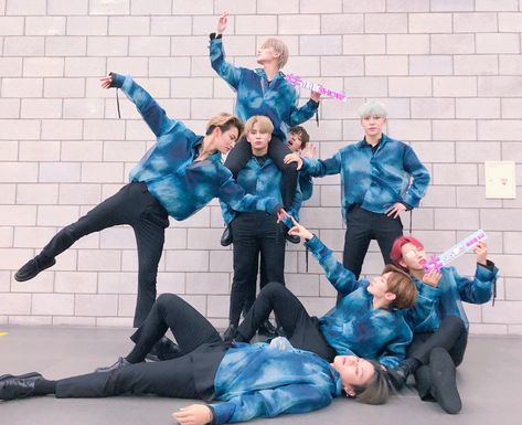 Ateez on THE SHOW #Aurora #DancingLikeButterflyWings Choi Jong-ho, Jeong Yun-ho, Song Min-gi, Kpop Merchandise, Park Seong-hwa, Kpop Gifs, Say My Name, Woo Young, Group Photo