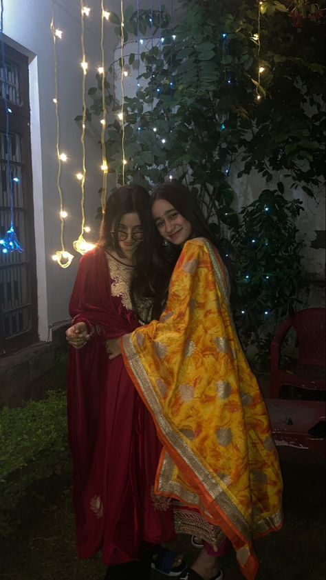 Diwali Friends Photoshoot, Diwali Poses With Bestie, Traditional Duo Poses, Diwali Photography Poses For Women, Indian Best Friends Pics, Diwali With Friends, Diwali Poses For Women, Duo Pics Aesthetic, Diwali Photoshoot Ideas