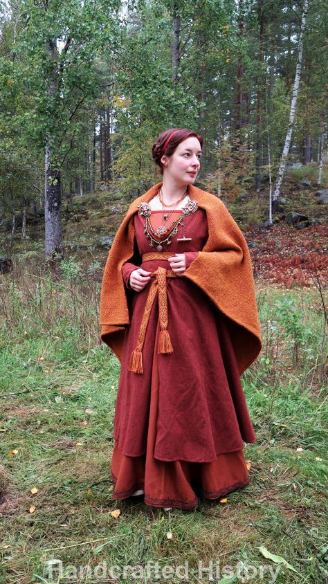 apron dress, norse coat, tablet woven bands. Viking Outfit, Female Viking, Viking Apron Dress, Norse Clothing, Viking Garb, Medieval Garb, Viking Dress, Viking Costume, Viking Women