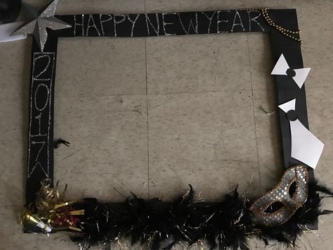 New Year Frame Photo Booth, Christmas Masquerade Party, Diy Nye, Daycare Projects, Gold Photo Frames, Mystery Party, New Year Photos, Photo Booth Frame, Masquerade Ball