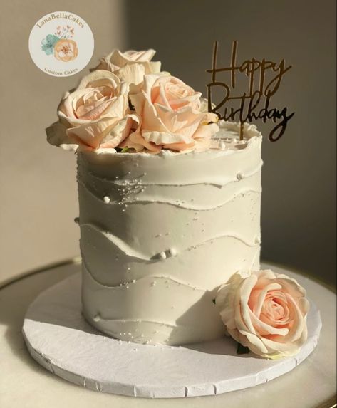 #birthday #cake #flower Family Cake, Cake Flower, Second Weddings, Layer Cake, Cake Designs, Birthday Cake, Baking, Cake, Birthday