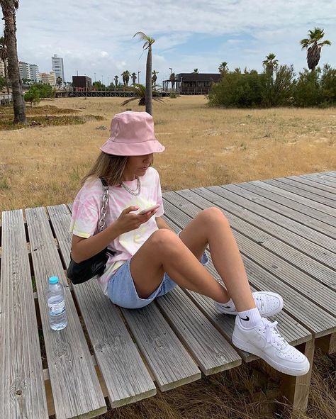 💕🌸🌷🌈🍭🍬 Pink Bucket Hat Outfit, Hat Outfit Summer, Hypebeast Women, Sofia Coelho, Bucket Hat Outfit, Pink Bucket Hat, Highsnobiety Fashion, Aesthetic Outfits Men, Beach Model