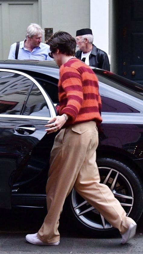 Harry Styles Street Style, Harry Styles Sweater, Harry Styles London, Harry Styles Clothes, Harry Styles Cardigan, Harry Outfits, Inspo Fits, Harry Styles Outfit, Haikou