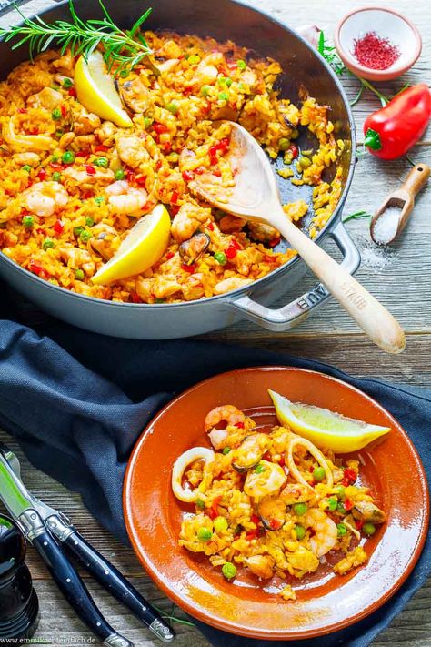 Einfache Paella mit Hähnchen & Meeresfrüchten Clams And Mussels, Seafood Paella Recipe, Littleneck Clams, Paella Recipe Seafood, Tiger Shrimp, Spanish Paella, Garlic Uses, Filipino Style, Dominic Cooper