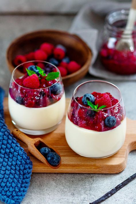 Panna Cotta, einfaches Dessert im Glas - Gaumenfreundin Foodblog – schnelle Familienrezepte Dessert Party, Special Desserts, Sweets Cake, Panna Cotta, Muffins, Food And Drink, Dessert, Healthy Recipes, Snacks