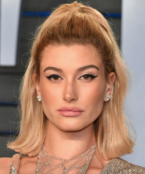 Hailey Baldwin | We’ve rounded up our all time favorite long bob haircut looks. These long lob looks will frame any face shape beautifully and are must-tries for this season. Long Lob, Corte Long Bob, Celebrity Bobs, Lob Styling, Inverted Bob Haircuts, Long Bobs, Medium Bob Haircut, Stacked Bob Haircut, Long Face Hairstyles